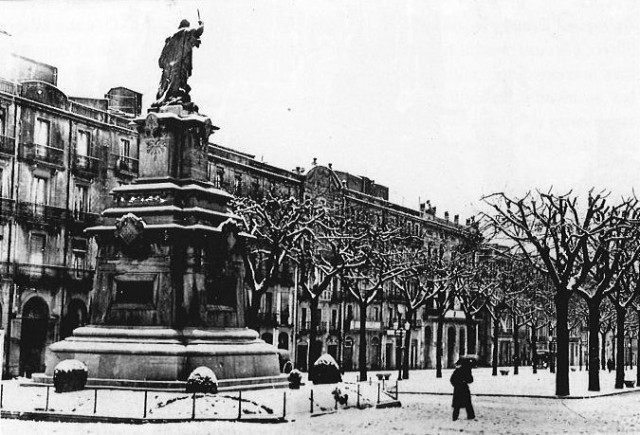 Estàtua de Roger de Llúria i perspectiva de la Rambla Nova nevada. Anys 40