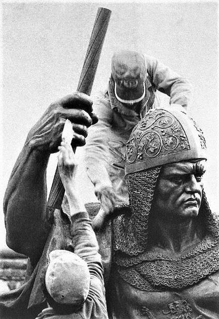 Treballs de restauració de l'estàtua (1985)