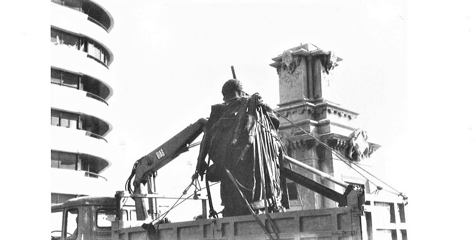 Treballs de col·locació de l'estàtua al seu pedestal (1985)